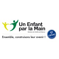 Un Enfant Par La Main Logo