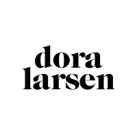 Dora Larsen Logo
