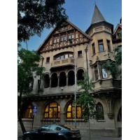 Facultad de Derecho Universidad Alberto Hurtado Logo