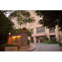 THE METROPOLITAN HOTEL & SPA Logo