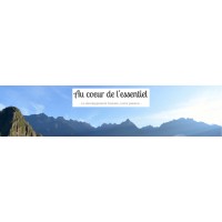AU COEUR DE LESSENTIEL Logo
