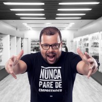 Fred Rocha - Especialista em Varejo e Consumo Logo