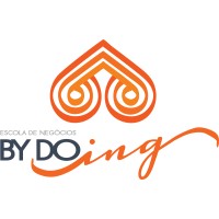 By Doing Escola de Negócios Logo