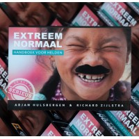 EXTREEM NORMAAL, Handboek voor Helden Logo