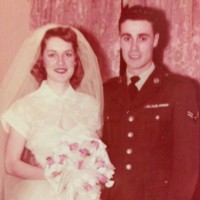 Moms Antiques & Treasures Logo