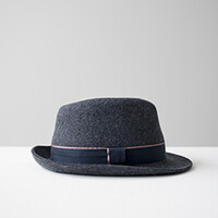 SOUS LE CHAPEAU Logo