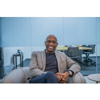 Robert Van Arlen Logo