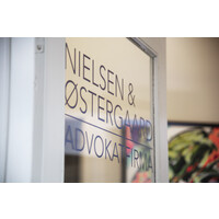 Nielsen & Østergaard Advokatfirma I/S Logo