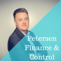 Petersen Finance & Control Logo