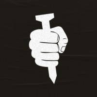 Un Clavo Ardiendo Logo