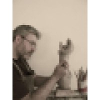 Esculturas y reconocimientos Kouros Logo