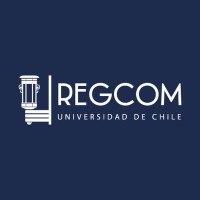 Centro de Regulación y Competencia (RegCom) - Facultad de Derecho, Universidad de Chile Logo