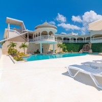 Travellers Beach Resort Logo