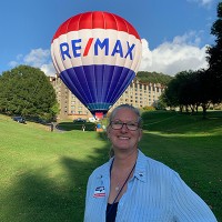 RE/MAX Lake Country Logo