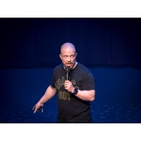 Koomikko Antti Akonniemi Logo