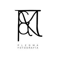 Plegma Fotografía SPA Logo