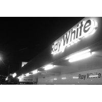 Ray White Gladstone Logo