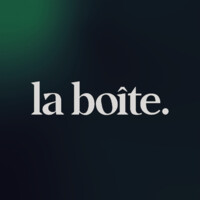 La boîte. Logo
